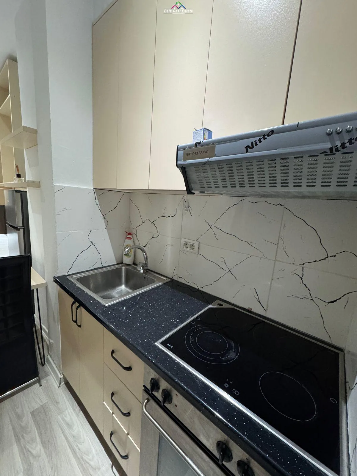 Garsoniere me qera tek Rruga e Barrikadave (ID BG121) Tirane