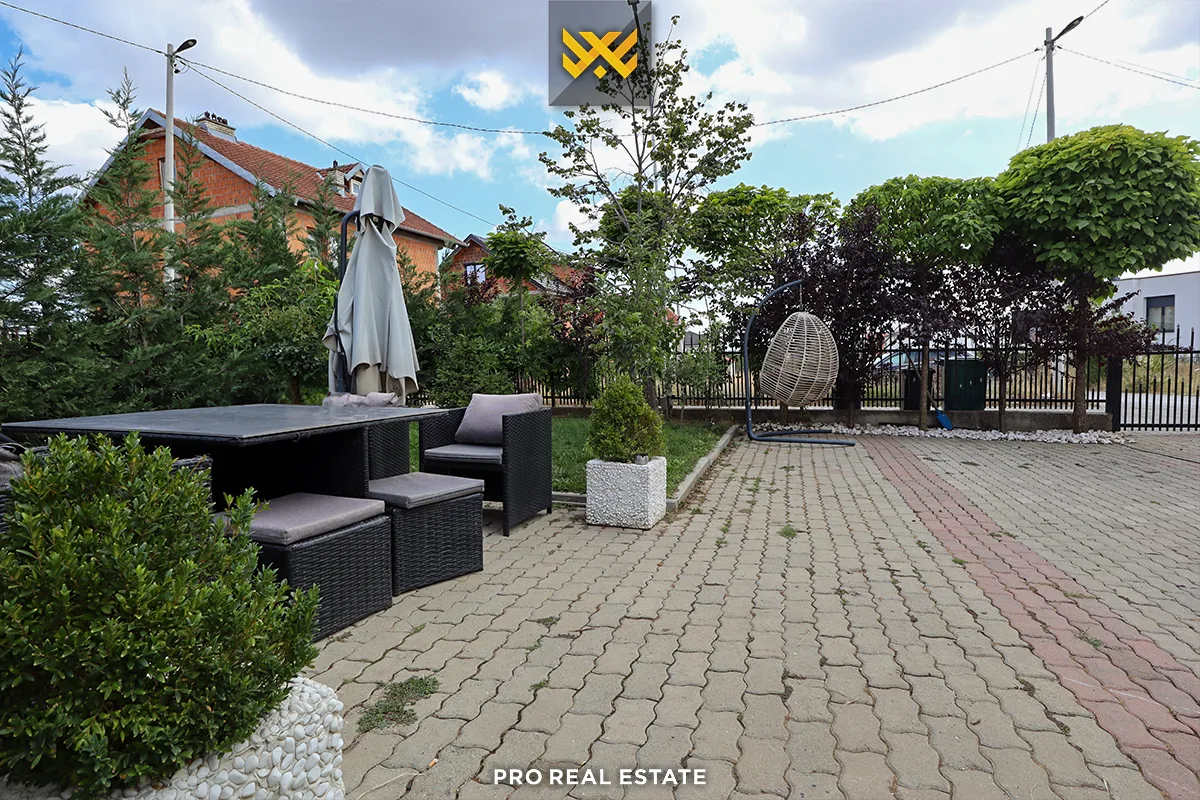 Shtëpi 300m² + 100m² për #SHITJE në Veternik