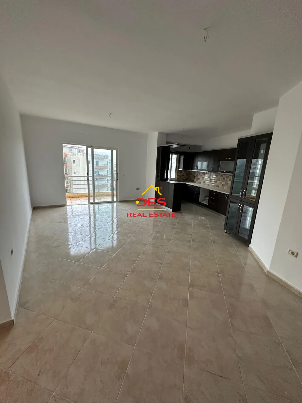 SHITET APARTAMENT 3+1+3 NË SARANDË 📍 Pranë Stadiumit të qytetit