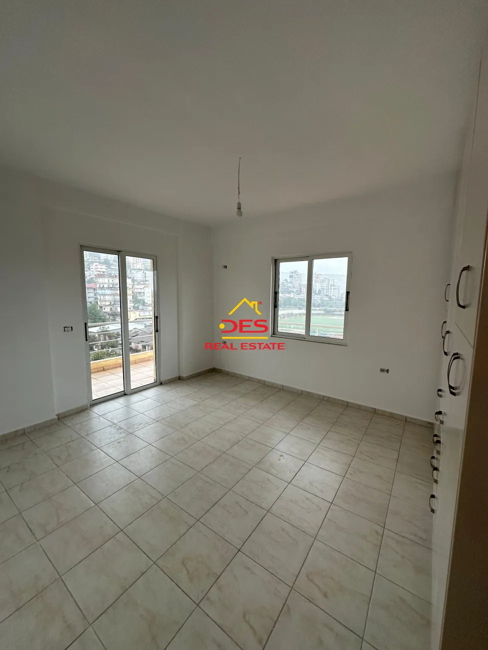 SHITET APARTAMENT 3+1+3 NË SARANDË 📍 Pranë Stadiumit të qytetit