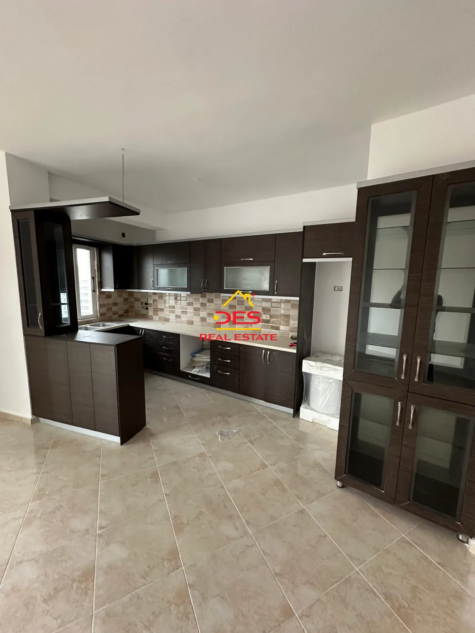 SHITET APARTAMENT 3+1+3 NË SARANDË 📍 Pranë Stadiumit të qytetit