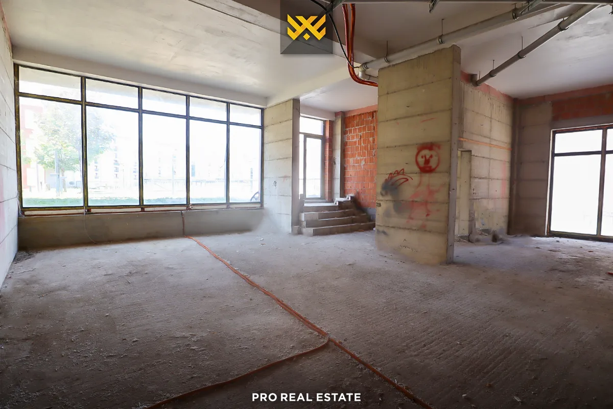 Lokal 300m² për #SHITJE në Emshir