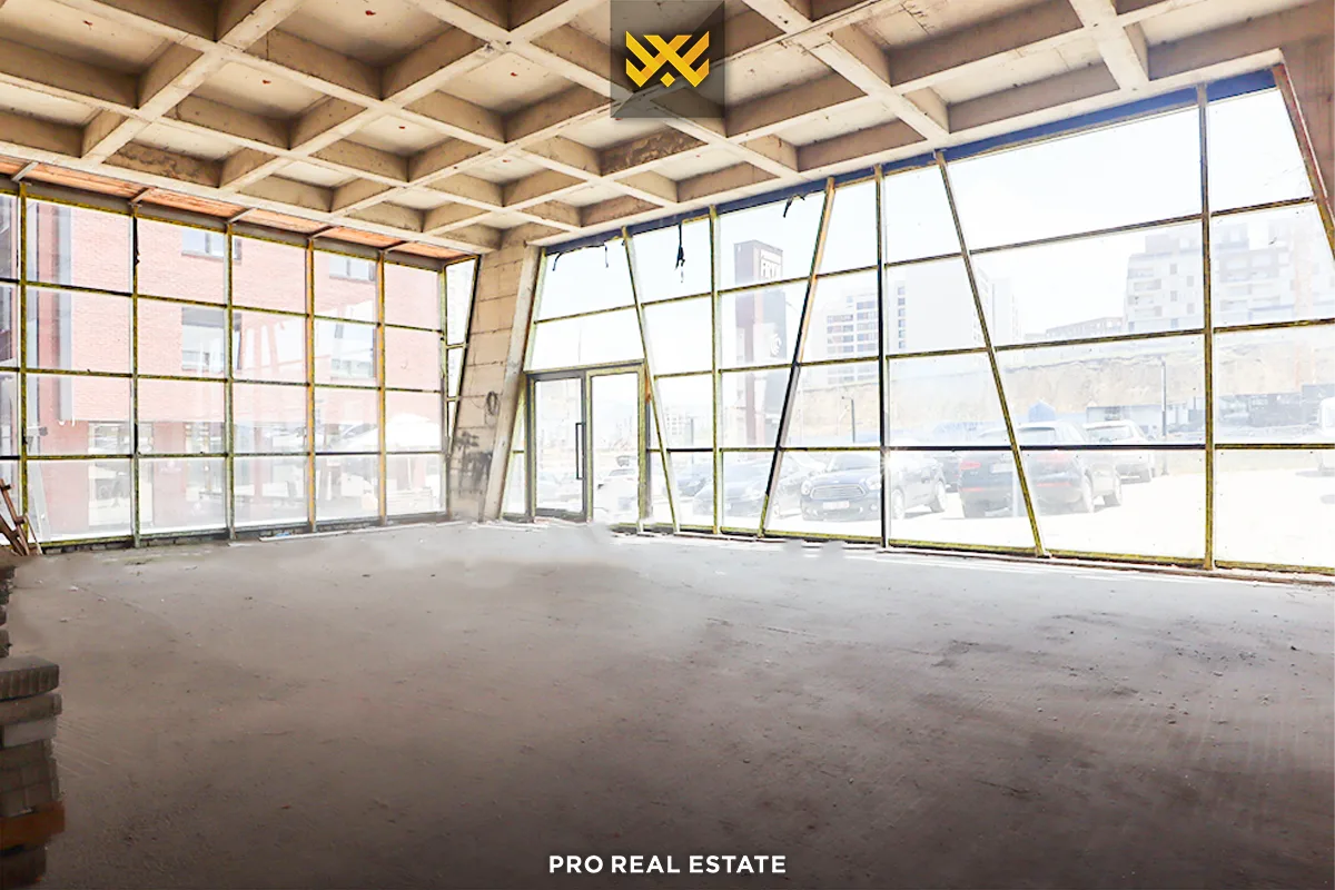 Lokal 300m² për #SHITJE në Emshir