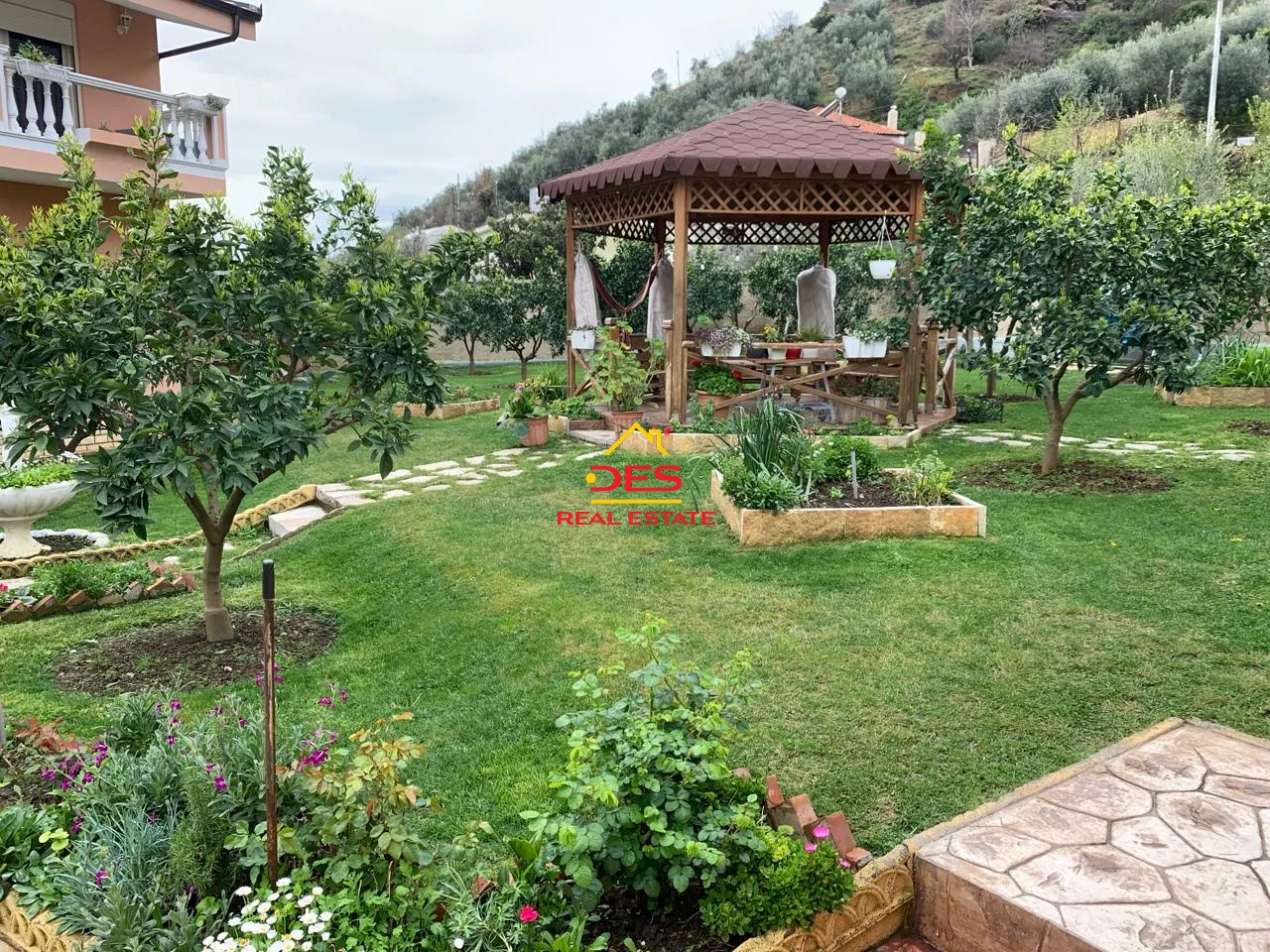 Shitet shtëpi private + truall në lagjen ’emin matraxhiu’ ,elbasan