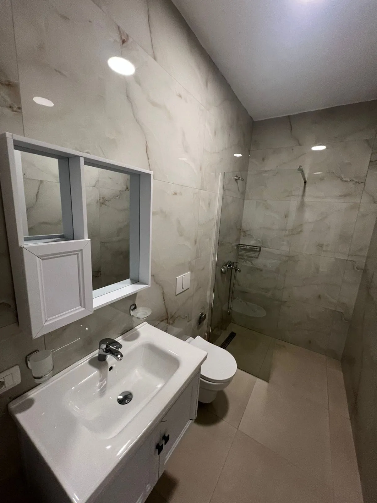 Apartament me qera 2+1+post parkimi tek Rruga Bardhyl (ID B2201391) Tirane