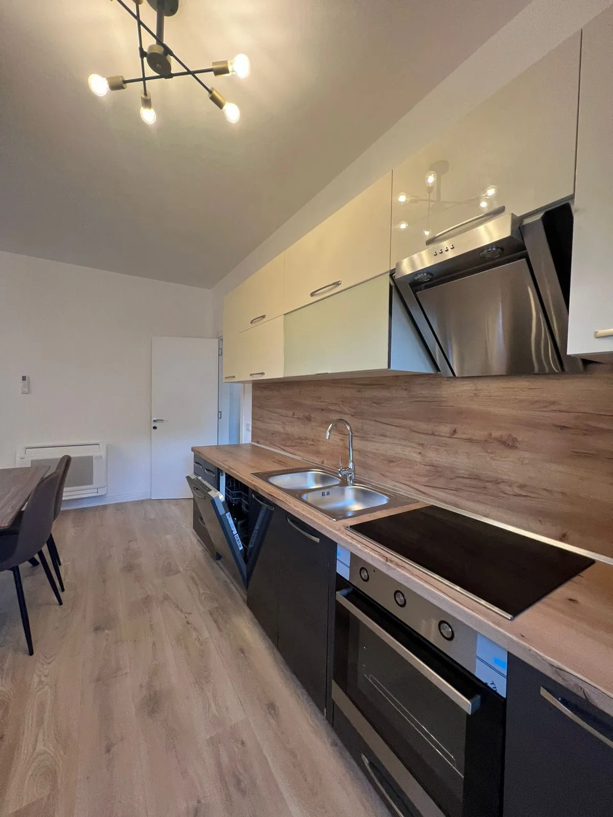Apartament me qera 2+1+post parkimi tek Rruga Bardhyl (ID B2201391) Tirane