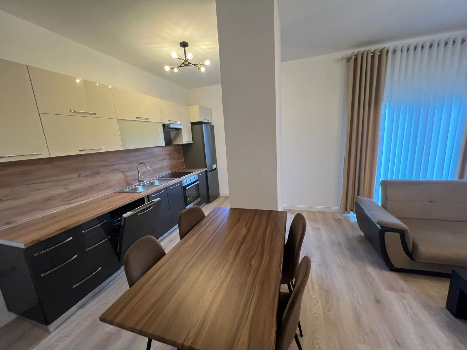 Apartament me qera 2+1+post parkimi tek Rruga Bardhyl (ID B2201391) Tirane
