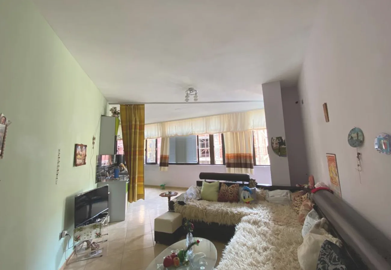 Shitet apartament 1+1 i përshtatshëm për biznes tek prokuroria, tiranë.