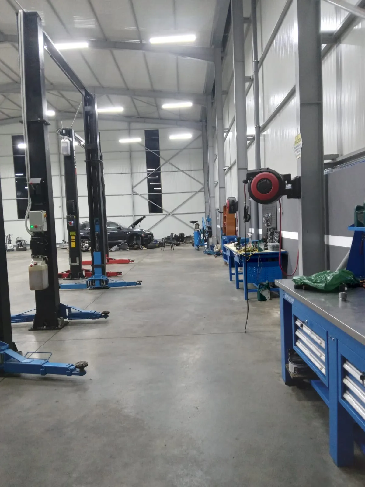 Servis Me Qera ne Autostraden Tirane-Durres (ID BM252) Tirane