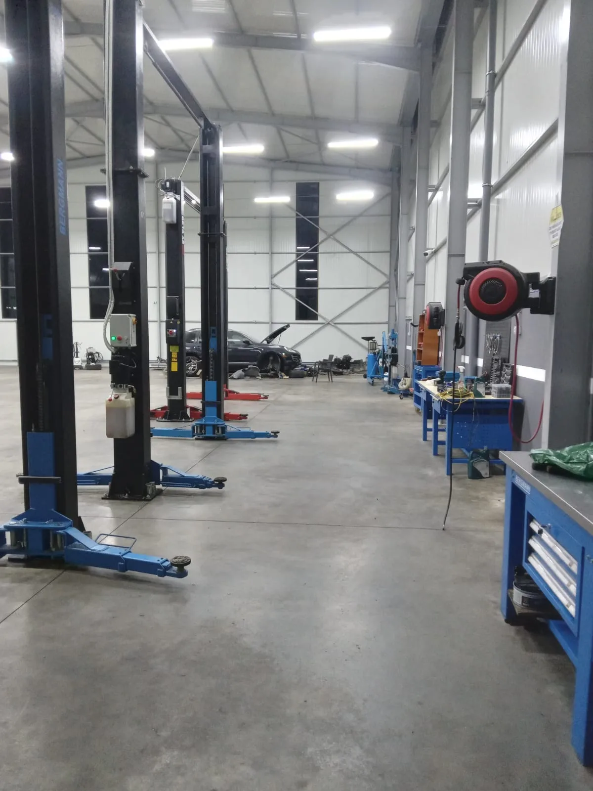 Servis Me Qera ne Autostraden Tirane-Durres (ID BM252) Tirane