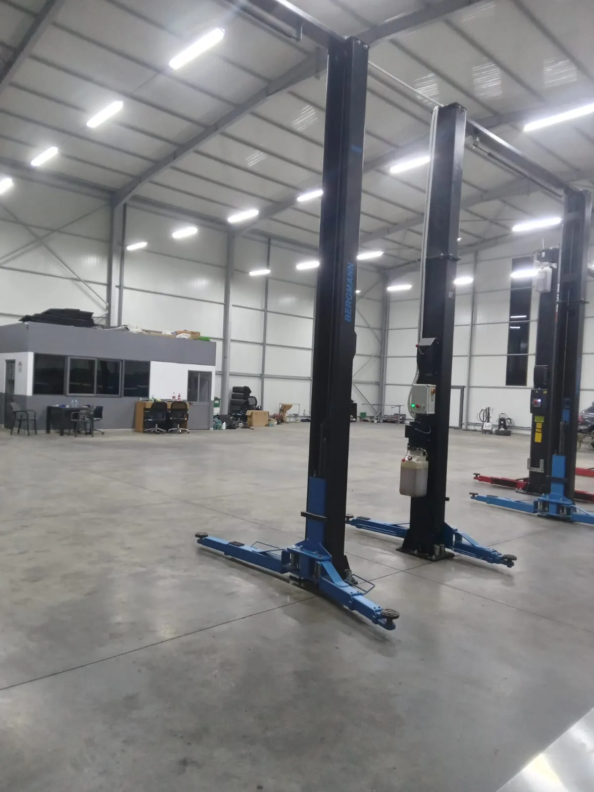 Servis Me Qera ne Autostraden Tirane-Durres (ID BM252) Tirane
