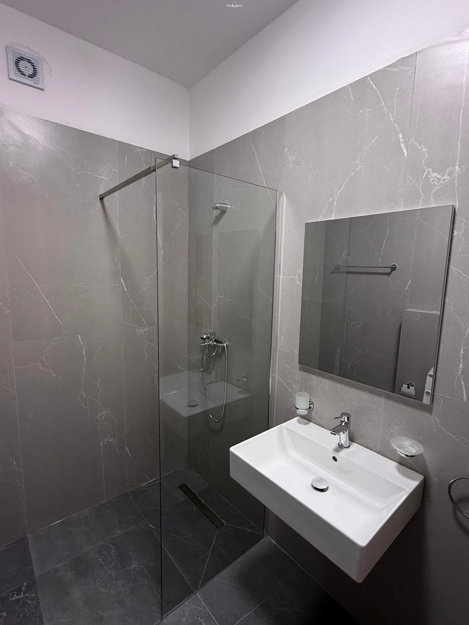 Apartament Me Qera 1+1 Ne 5 Maj ( ID B2101521) Tirane