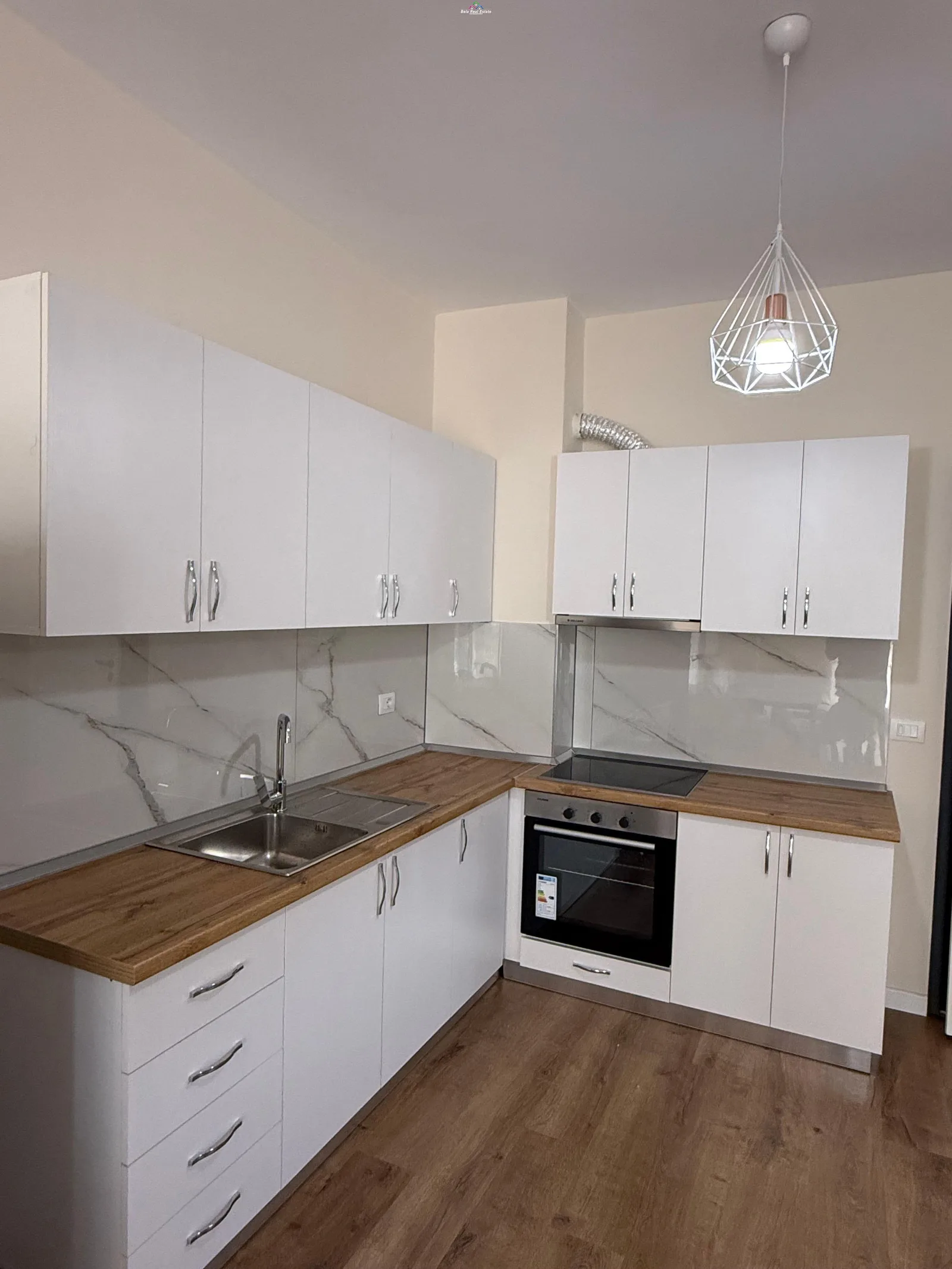 Apartament Me Qera 1+1 Ne 5 Maj ( ID B2101521) Tirane