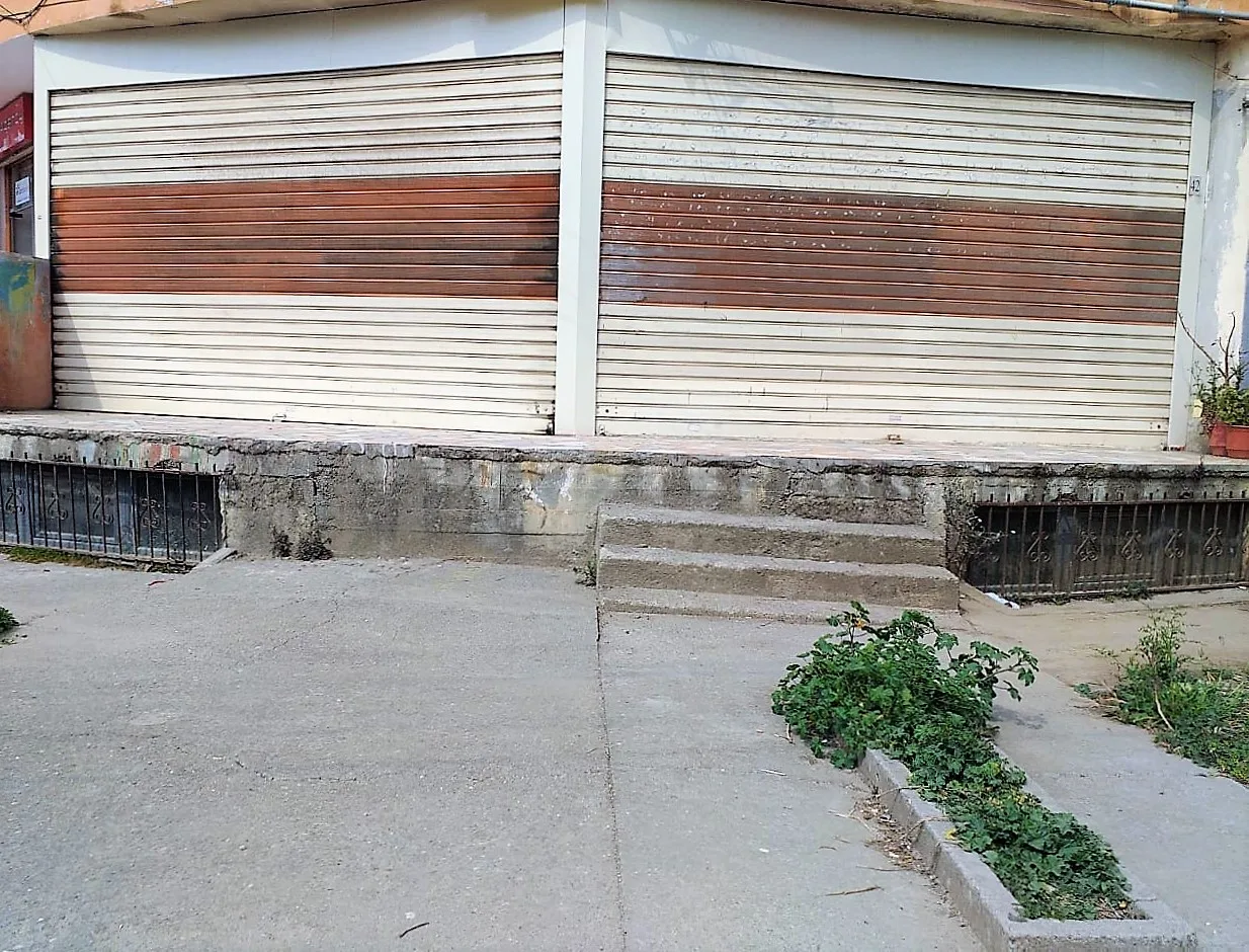 Shitet ambient biznesi + garzh në rrugën jordan misja, tiranë