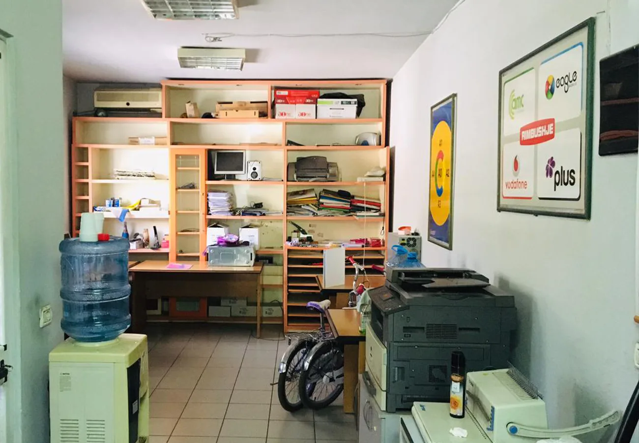 Shitet ambient biznesi tek rruga fortuzi ,tiranë