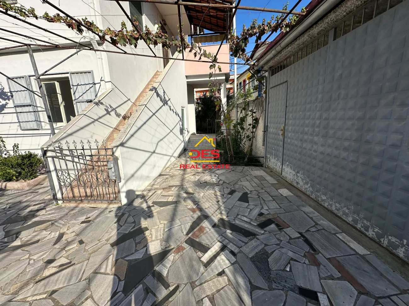 Shitet shtëpi private 3 – katëshe pranë spitalit rajonal vlorë.