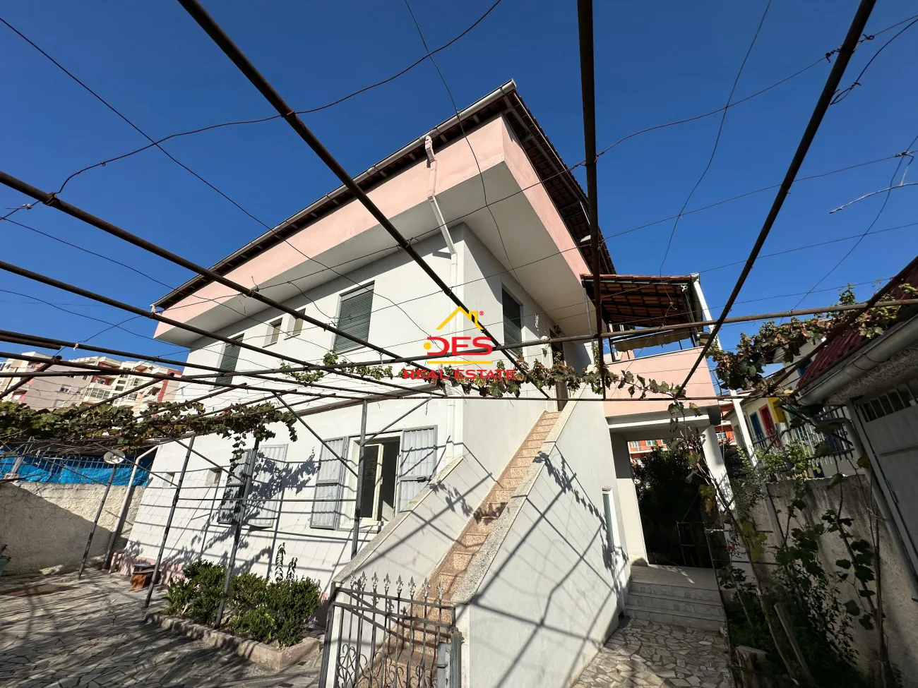 Shitet shtëpi private 3 – katëshe pranë spitalit rajonal vlorë.