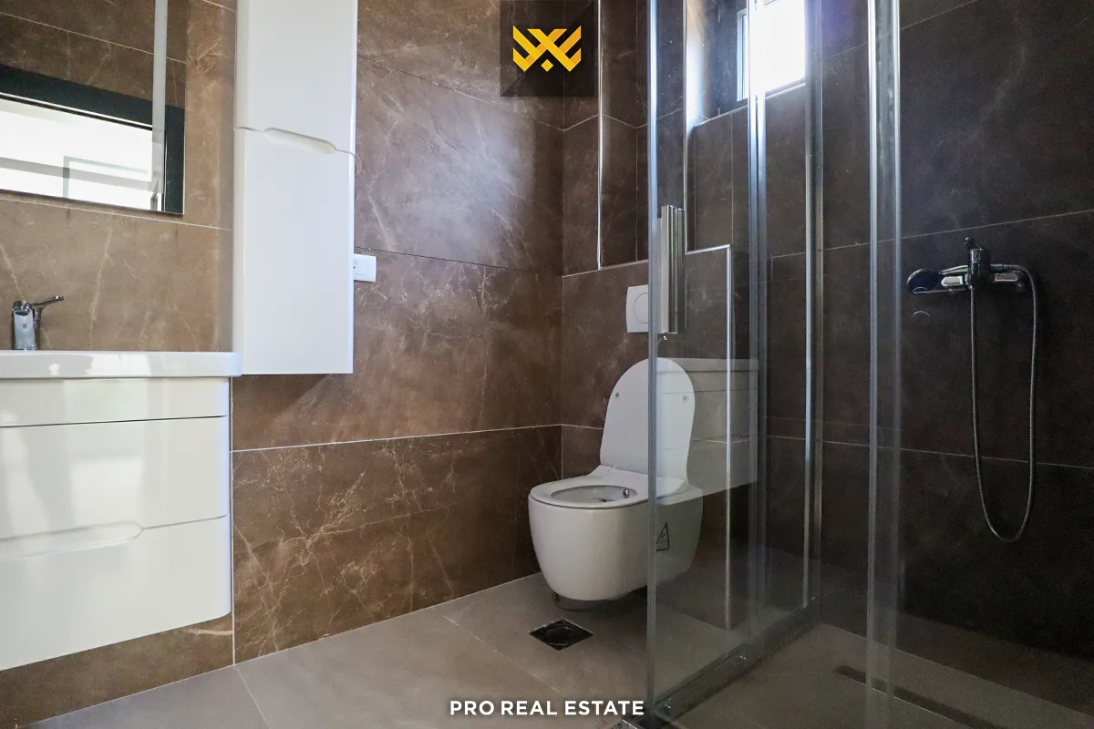 Lokal 273.9m² me #QIRA në Pejë