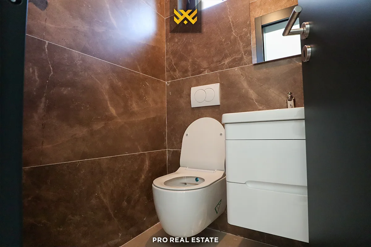 Lokal 273.9m² me #QIRA në Pejë