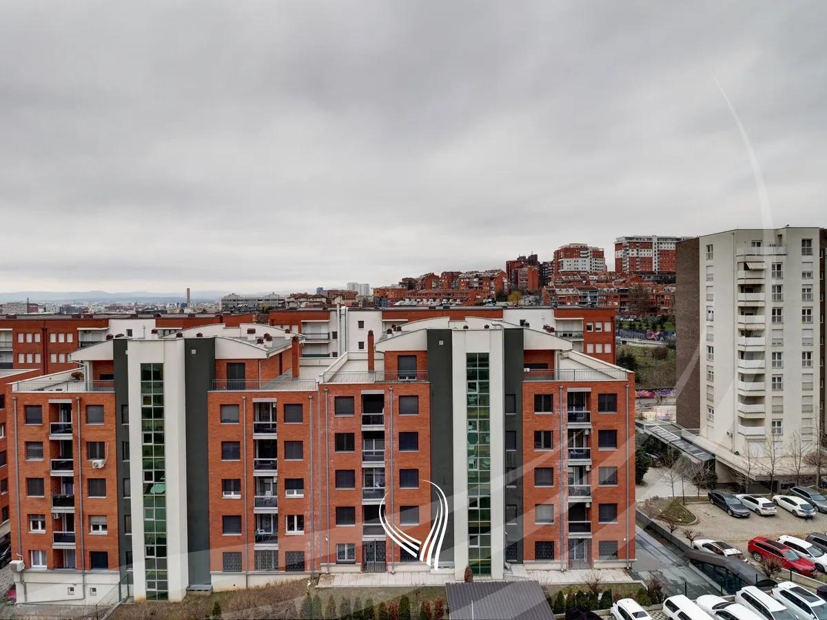 Zyre me 4 dhoma pune me qira në lagjen Mati 1