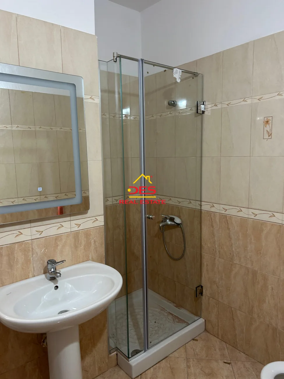 Jepet me qira apartament 2+1 te shtëpia e oficerëve, vlorë