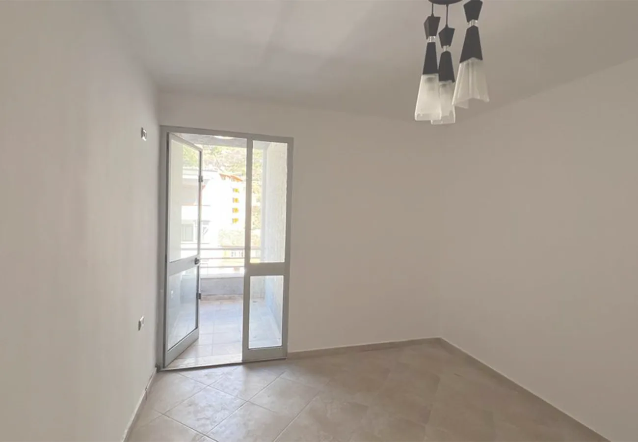 Shitet apartament 2+1 në qendër, shëngjin