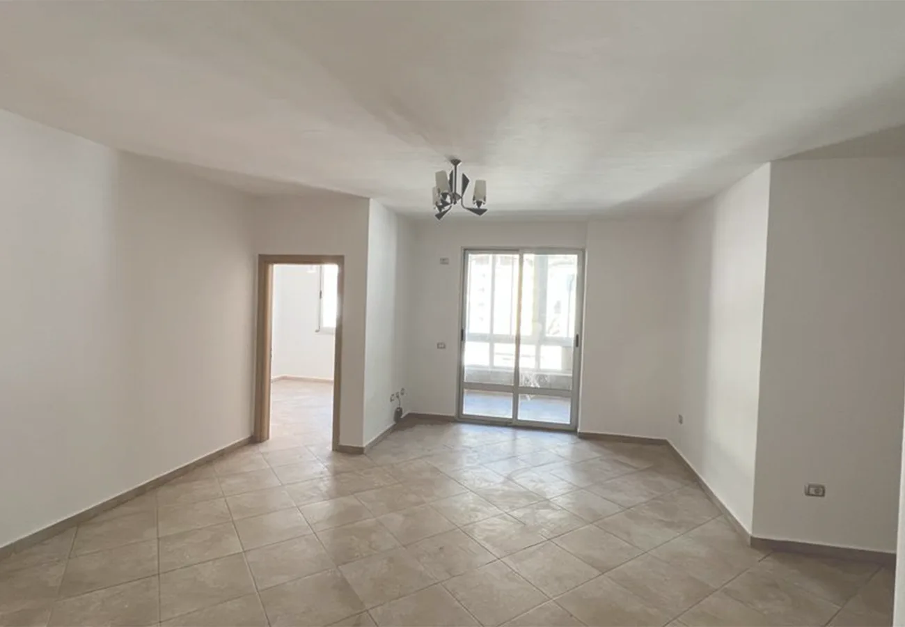 Shitet apartament 2+1 në qendër, shëngjin