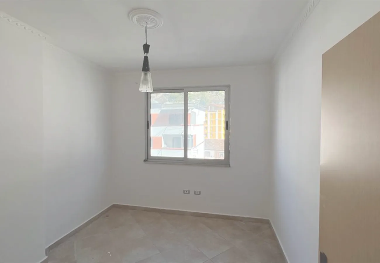 Shitet apartament 2+1 në qendër, shëngjin