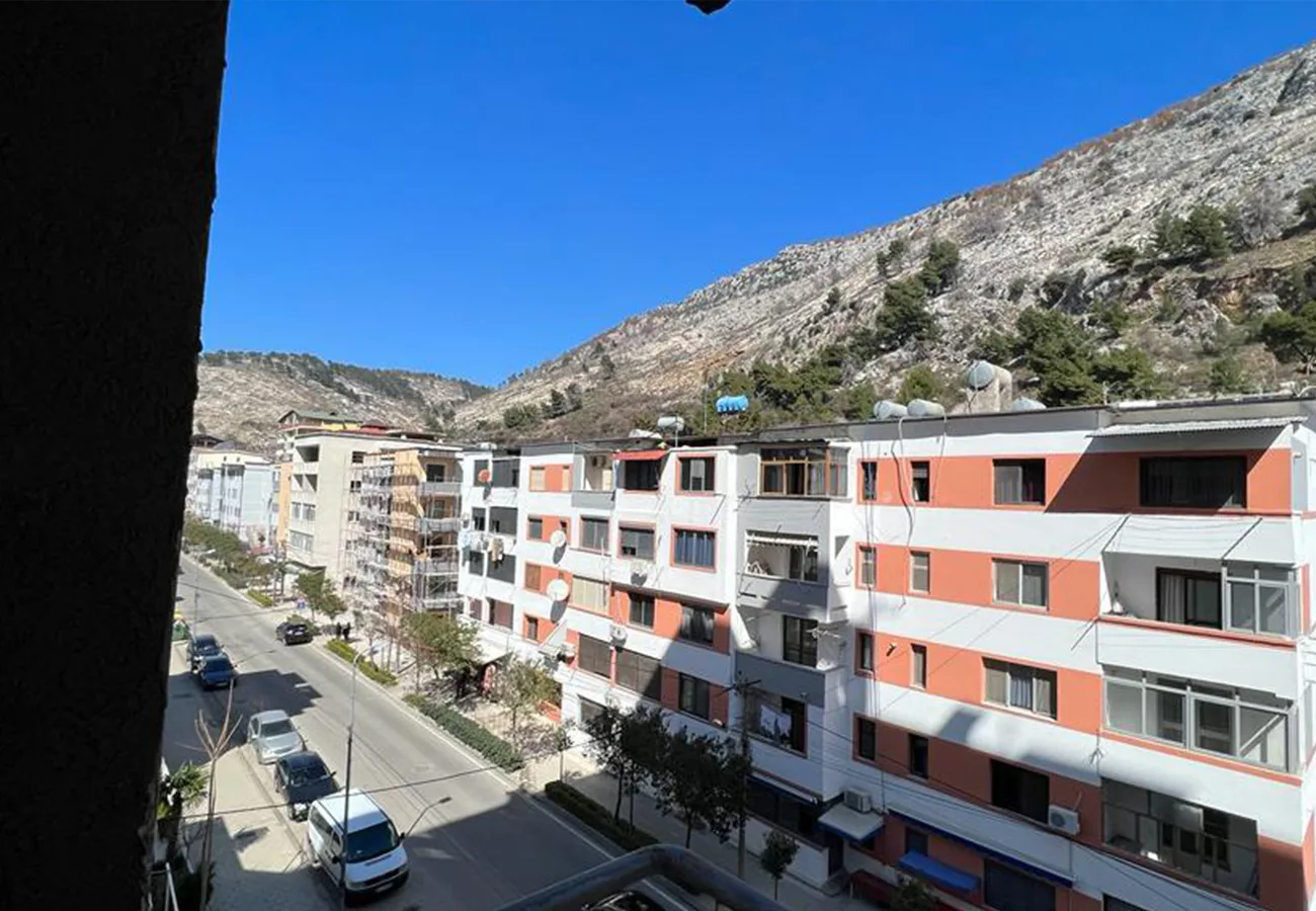 Shitet apartament 2+1 në qendër, shëngjin