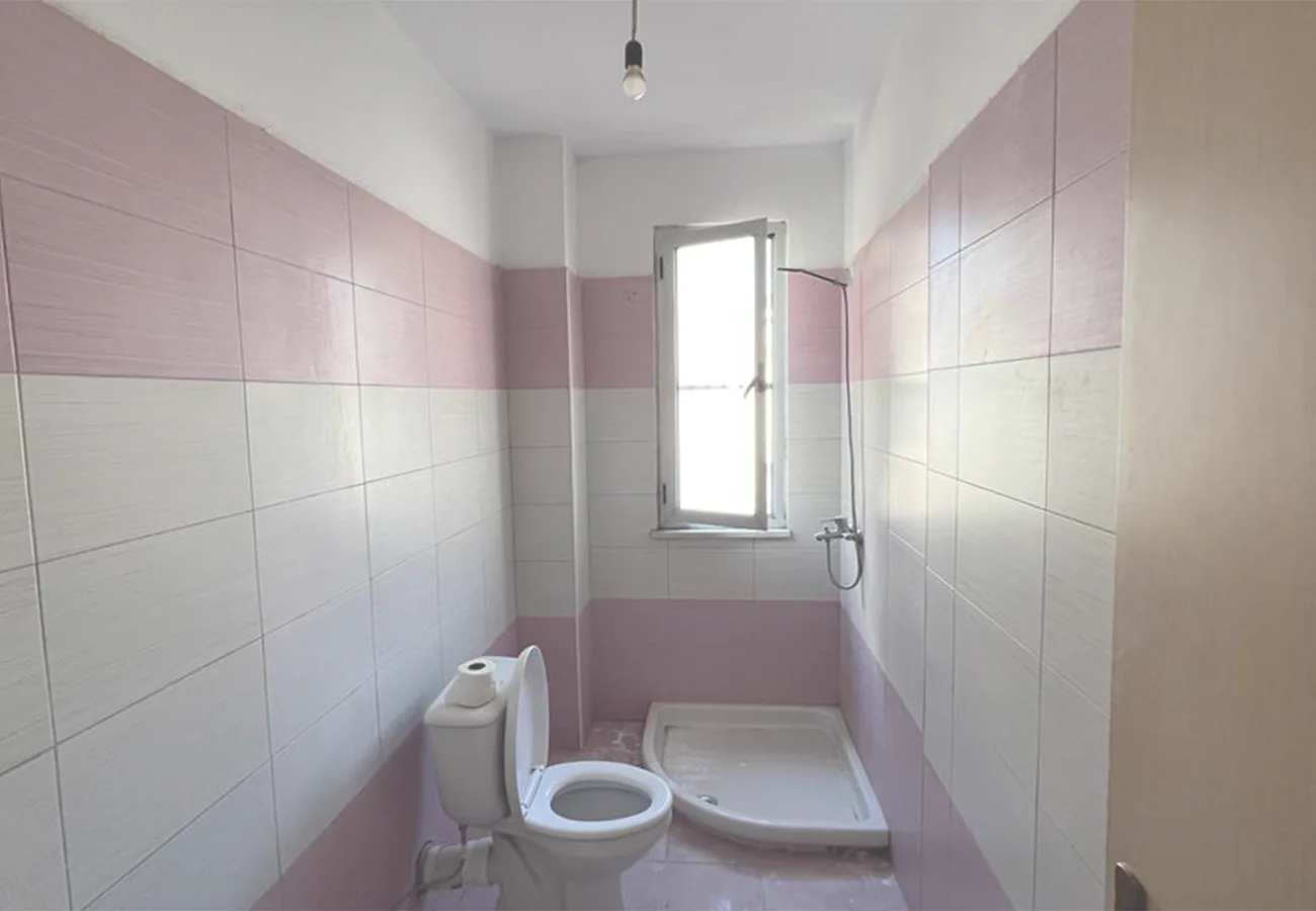 Shitet apartament 2+1 në qendër, shëngjin
