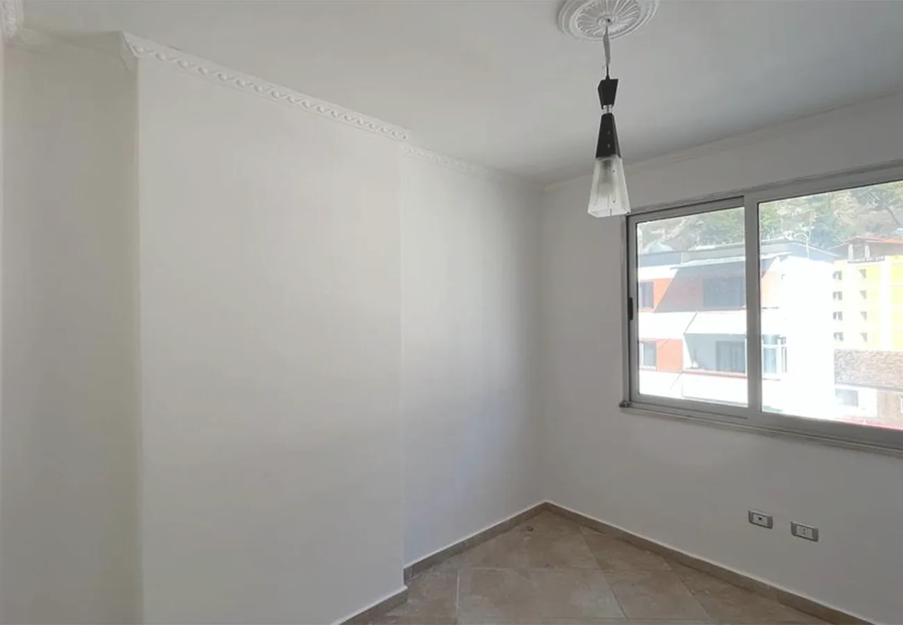 Shitet apartament 2+1 në qendër, shëngjin