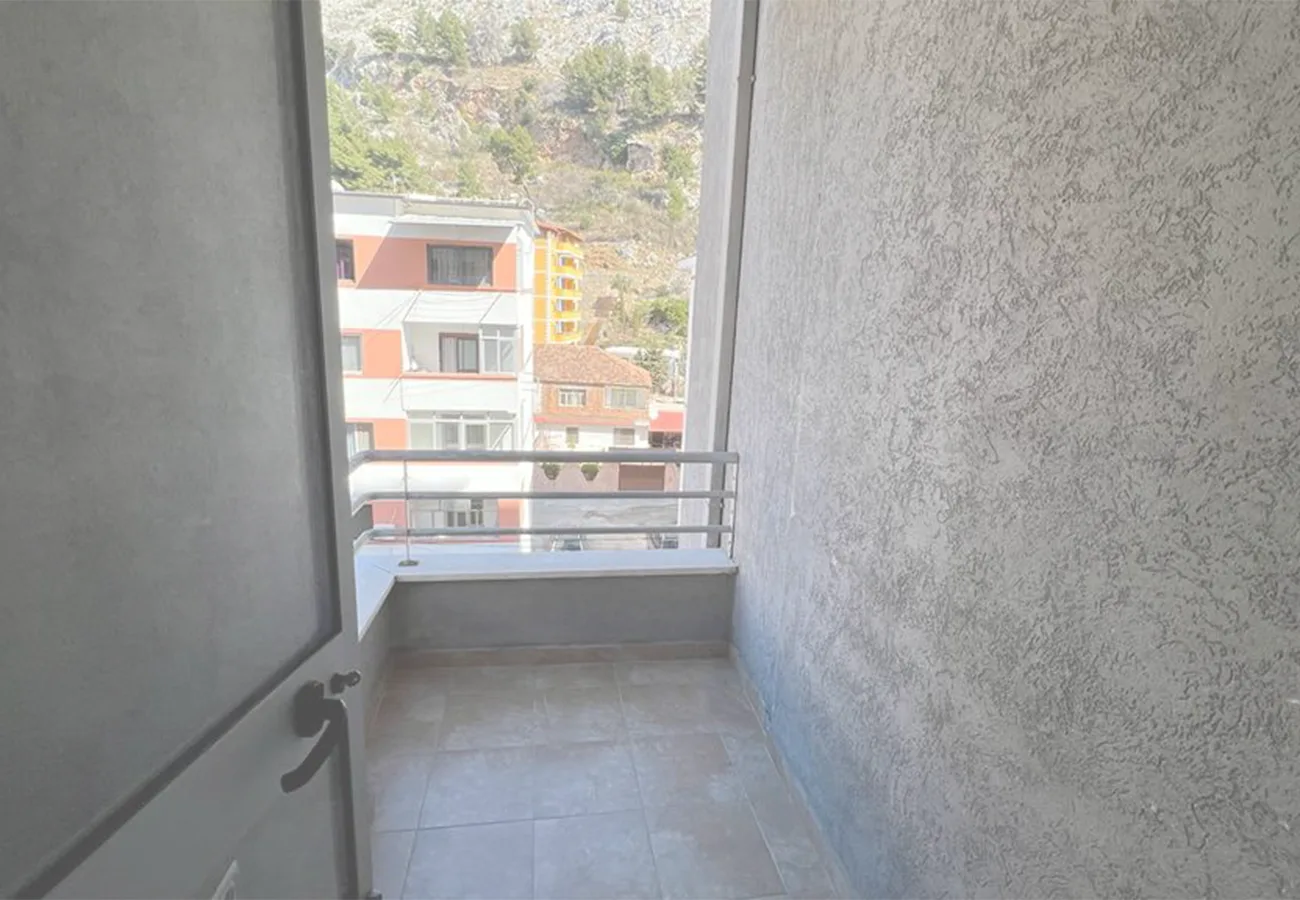 Shitet apartament 2+1 në qendër, shëngjin