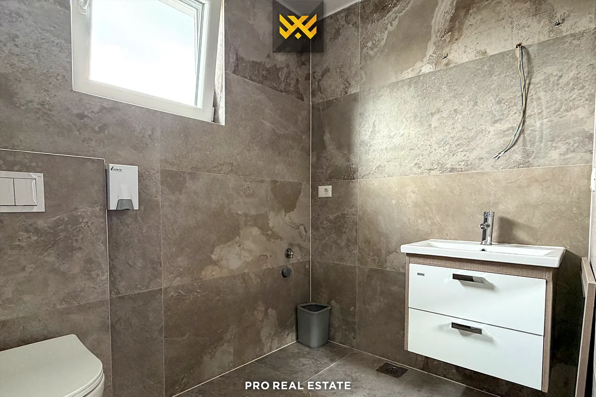 Banesë / Zyrë 320m² + 80m² me #QIRA te Qafa