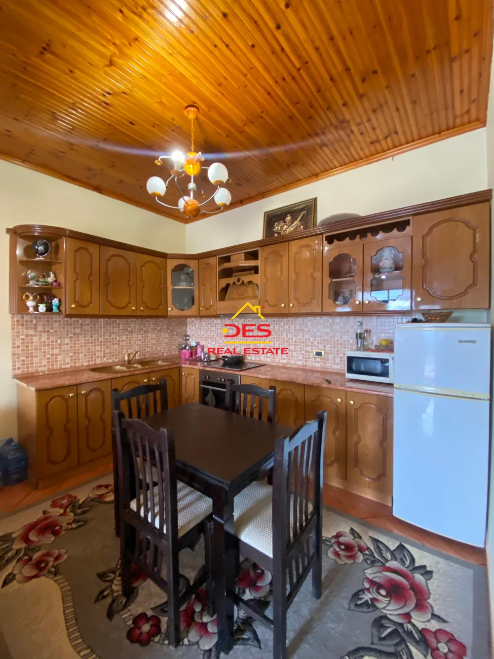 Shitet ndërtesë 2 katëshe në topana,vlorë