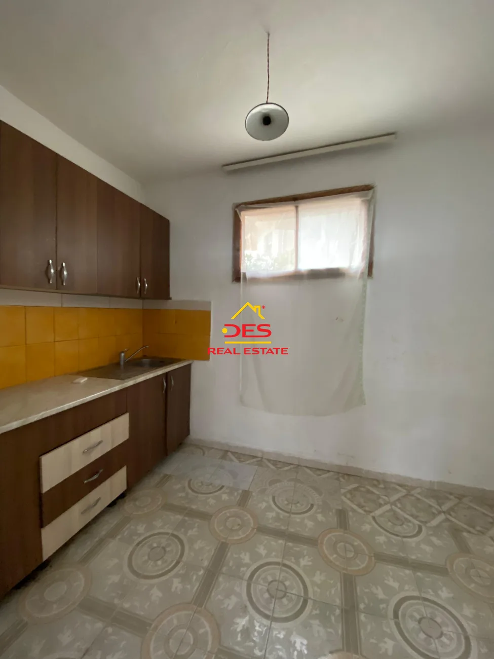 Shitet ndërtesë 2 katëshe në topana,vlorë