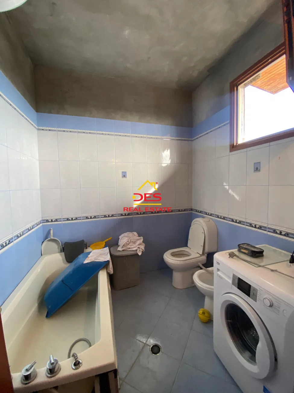 Shitet ndërtesë 2 katëshe në topana,vlorë