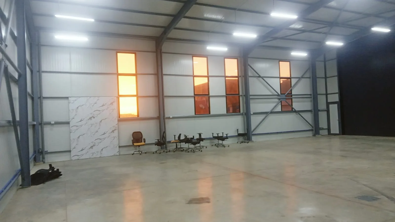 Magazine me Qera ne Autostraden Tirane-Durres (ID BM253) Tirane