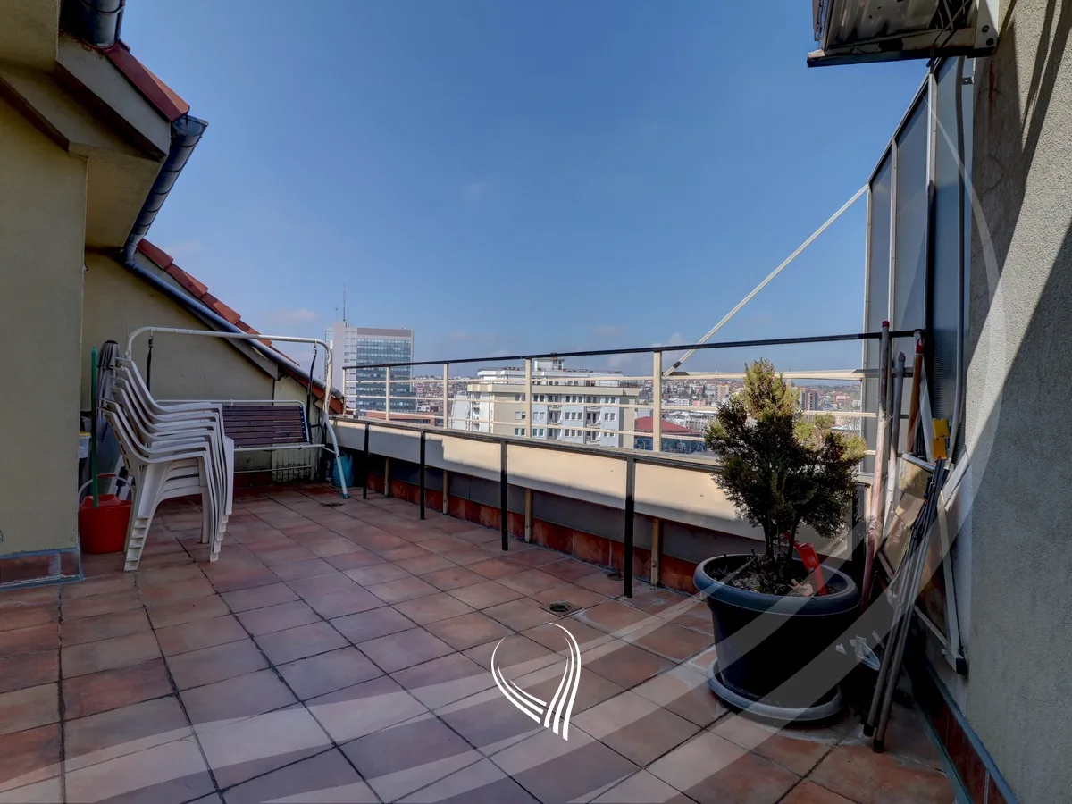 Penthouse me 3 dhoma gjumi në shitje në lagjen Dodona