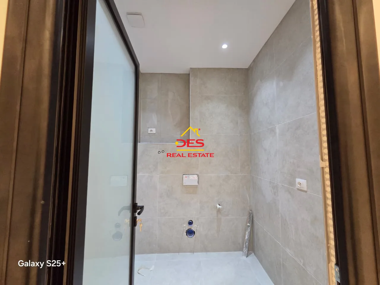 Shitet apartament 2+1 te ish-kombinati i peshkut, vlore.