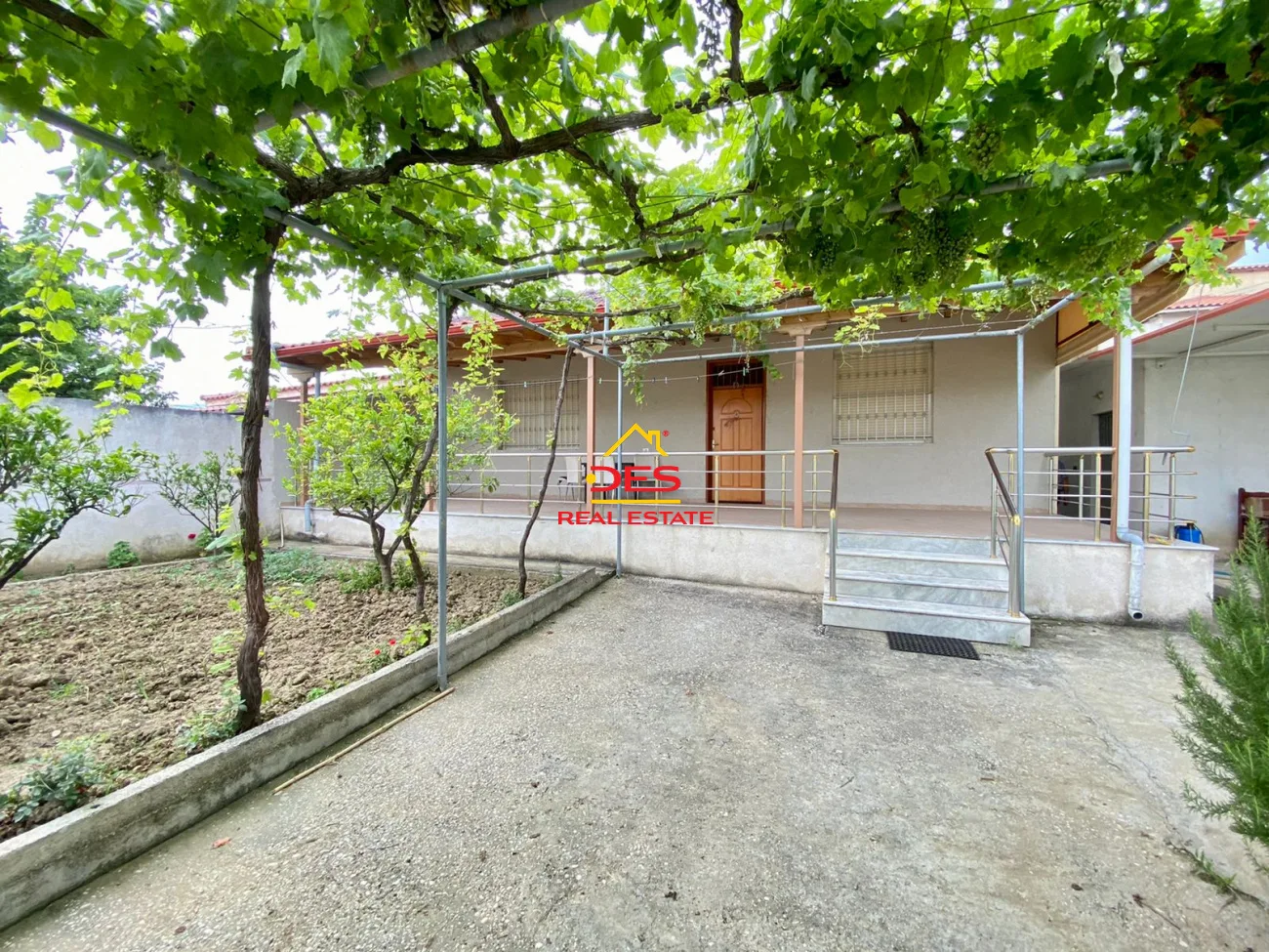 Shitet shtëpi private te shkolla e aviacionit, vlorë