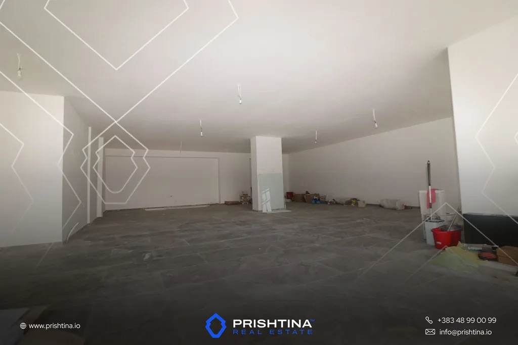 Lokal në shitje 215m² te Rruga A