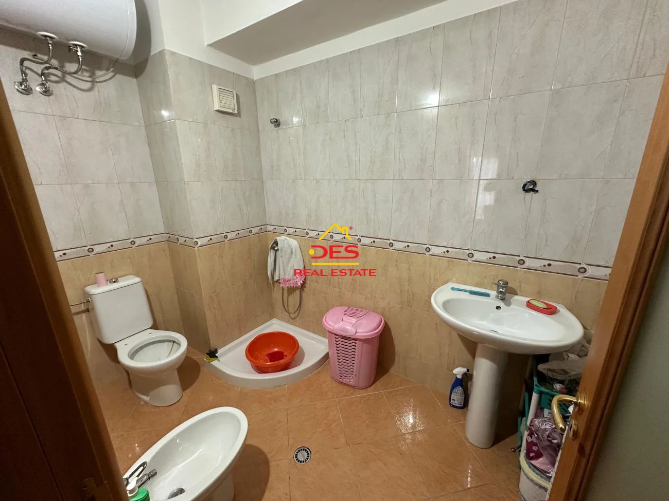 Jepet me qira apartament 2+1+2 pranë shkolles `drita e dijes ,vlorë.