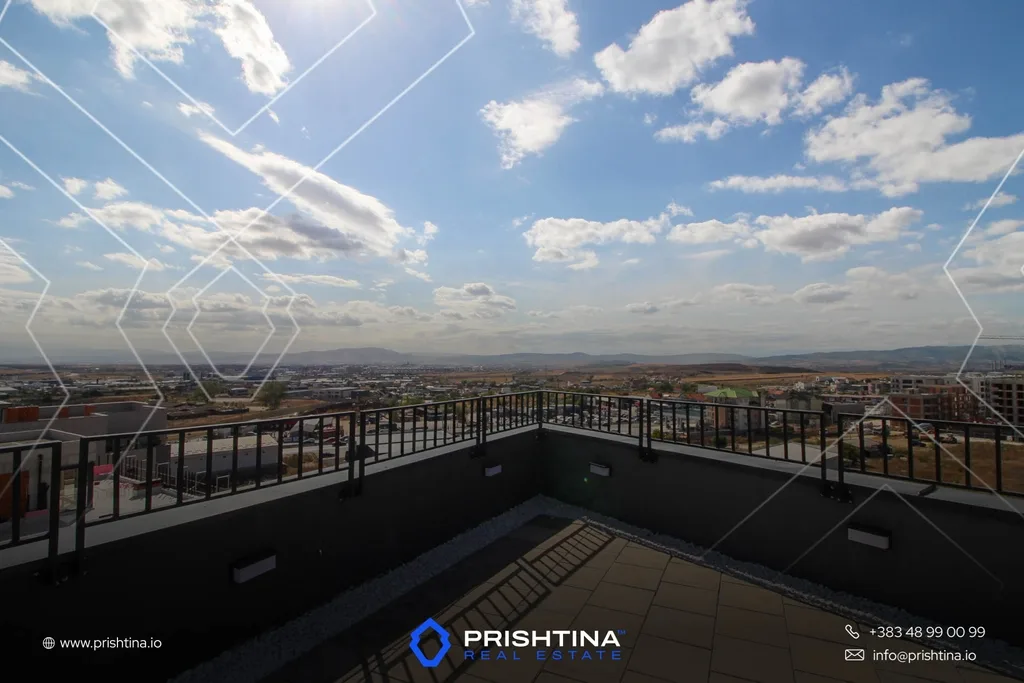 Penthouse me qira 210m² + 140m² terasë në Dragodan