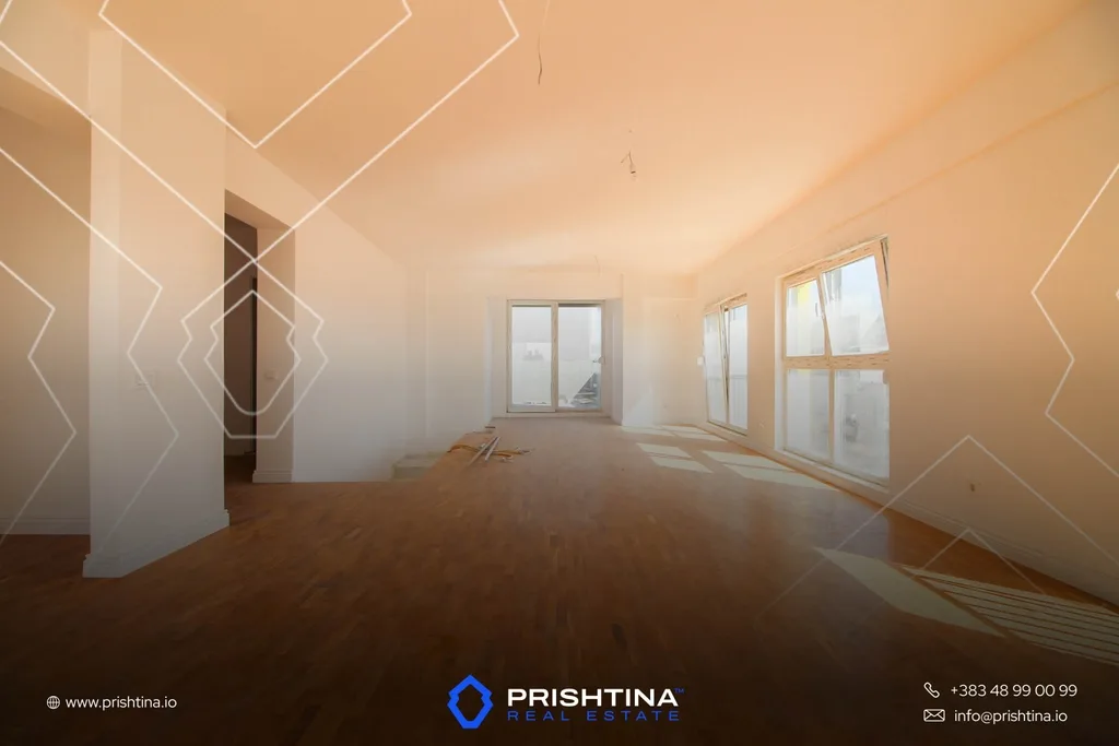 Penthouse me qira 210m² + 140m² terasë në Dragodan