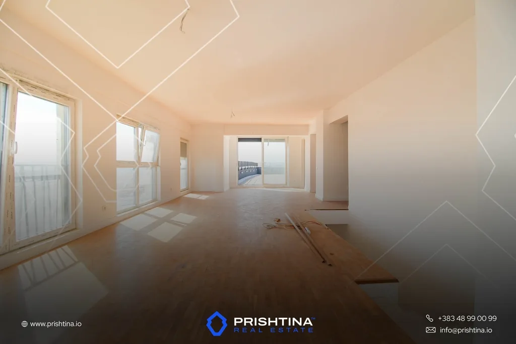Penthouse me qira 210m² + 140m² terasë në Dragodan