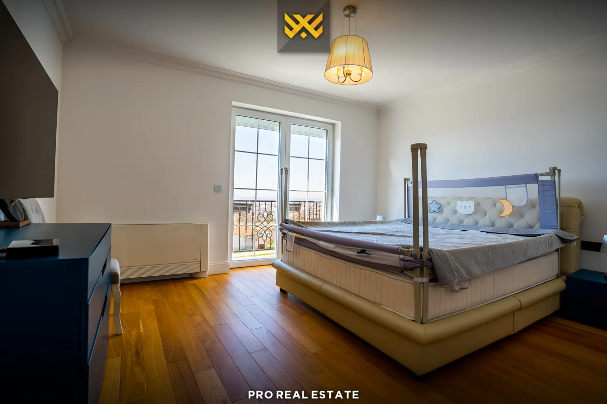 Shtëpi 300m² + 30m² për #SHITJE në Lagjen Chelsea Point.
