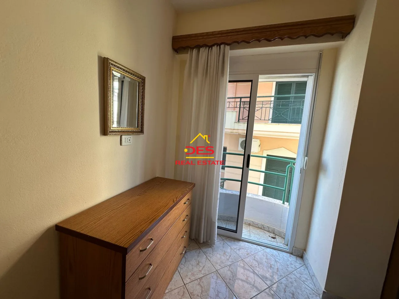 Shitet apartament 2+1+2 në sarandë