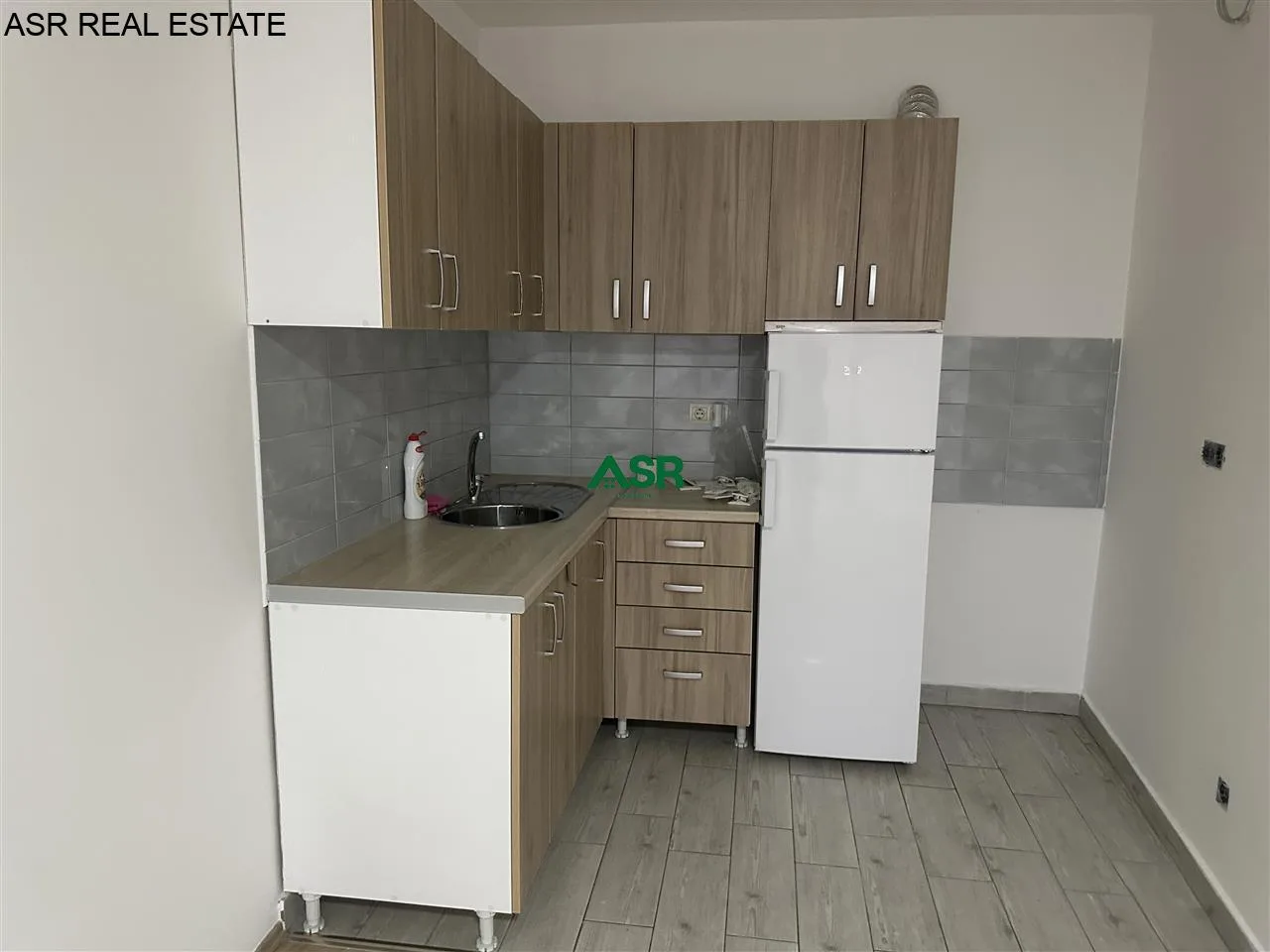 #ID:3226 Banesë  Zyre 60m2 me #qira në lagjen  Tophane