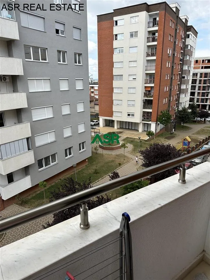 Lëshohet banesa me #qira në lagjën rruga B