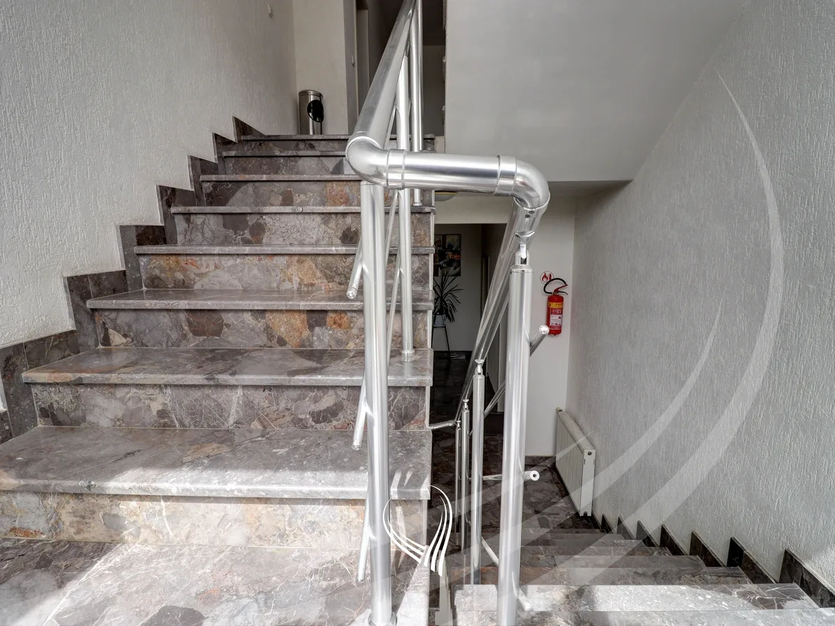 Objekt – Hotel 900m2 me qira në lagjen Sofali